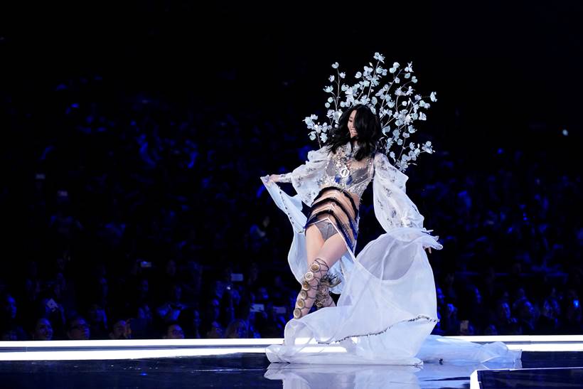 victoria's secret, victoria's secret annual show 2017, victoria's secret annual show in china, bella hadid in victoria's secret show, models walking for victoria's secret annual show, indian express, indian express news