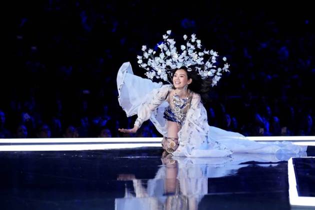 victoria's secret, victoria's secret annual show 2017, victoria's secret annual show in china, bella hadid in victoria's secret show, models walking for victoria's secret annual show, indian express, indian express news