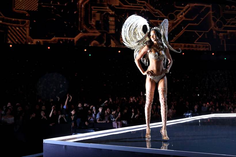 victoria's secret, victoria's secret annual show 2017, victoria's secret annual show in china, bella hadid in victoria's secret show, models walking for victoria's secret annual show, indian express, indian express news