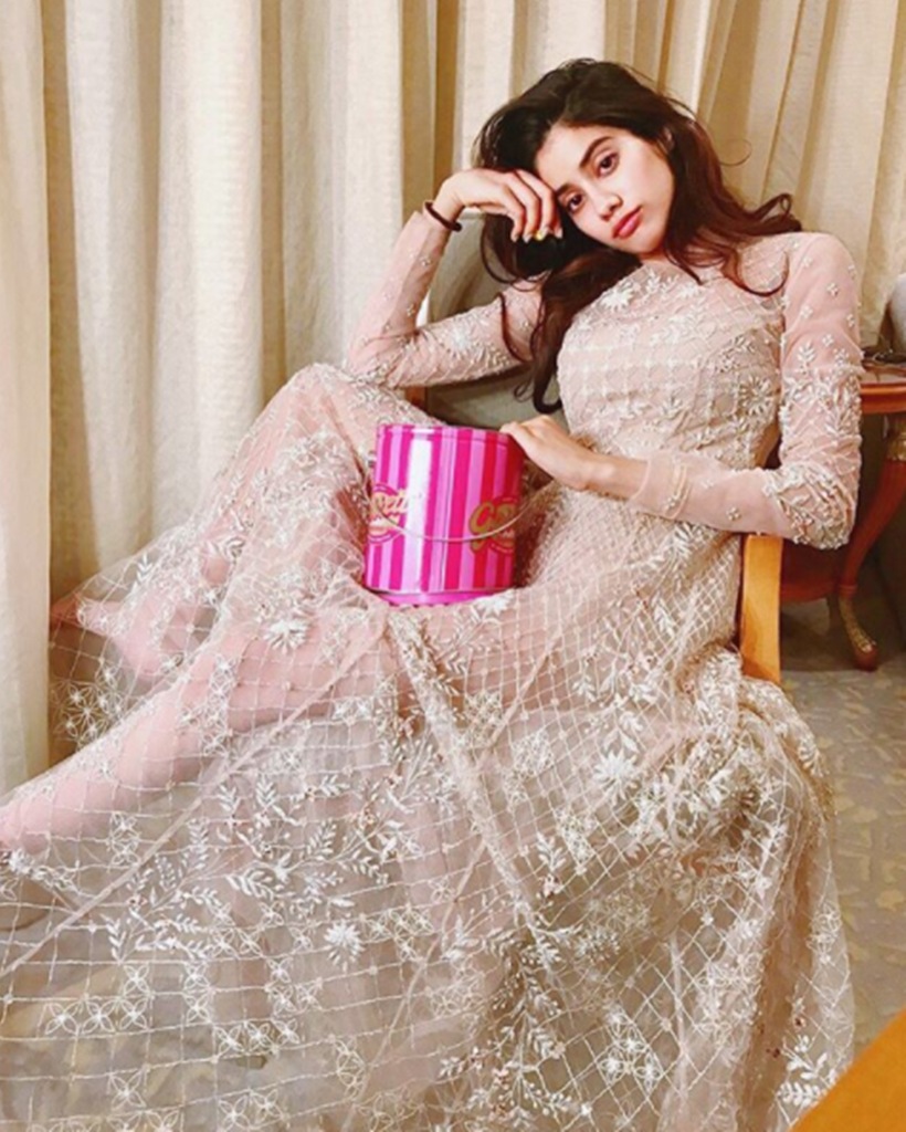 Janhvi Kapoor, Janhvi Kapoor latest photos, Janhvi Kapoor fashion, Sara Ali Khan, Sara Ali Khan latest photos, Sara Ali Khan fashion.