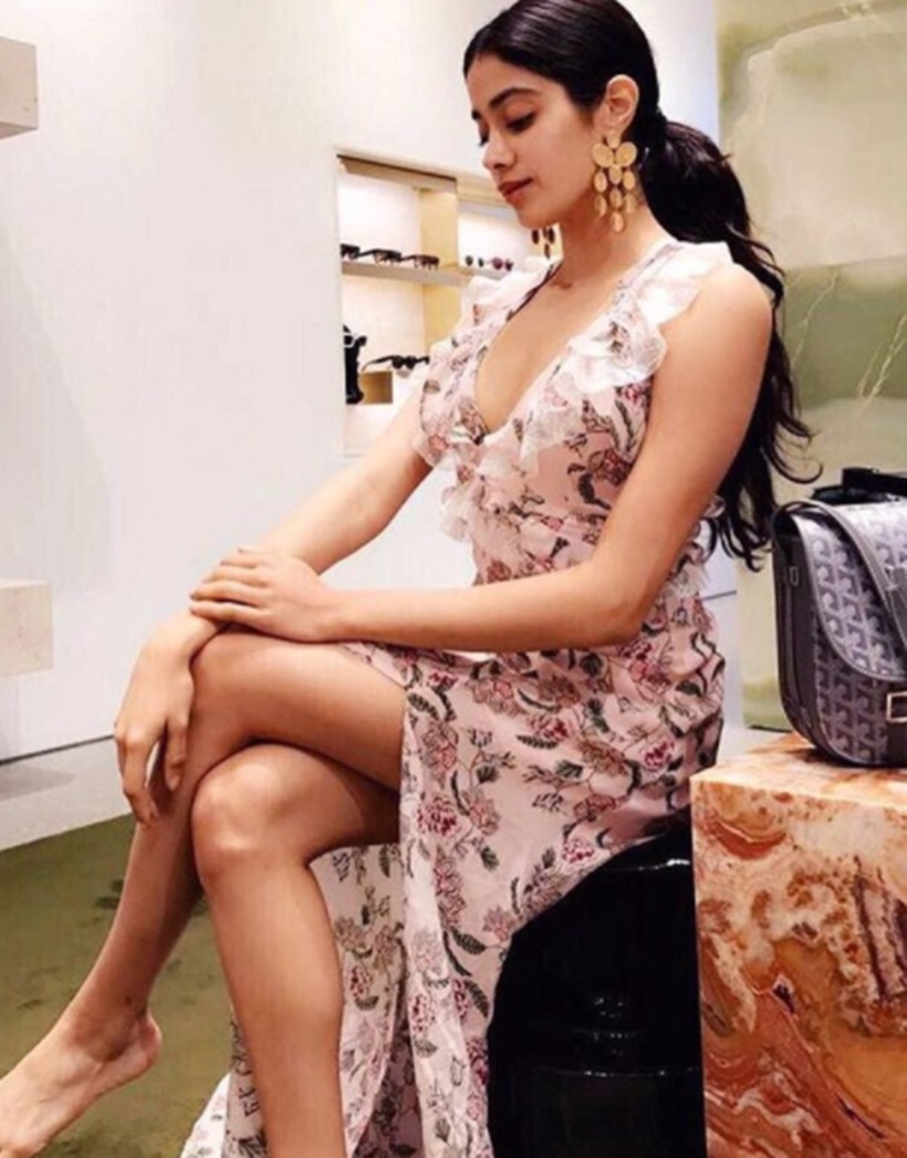 Janhvi Kapoor, Janhvi Kapoor latest photos, Janhvi Kapoor fashion, Sara Ali Khan, Sara Ali Khan latest photos, Sara Ali Khan fashion.