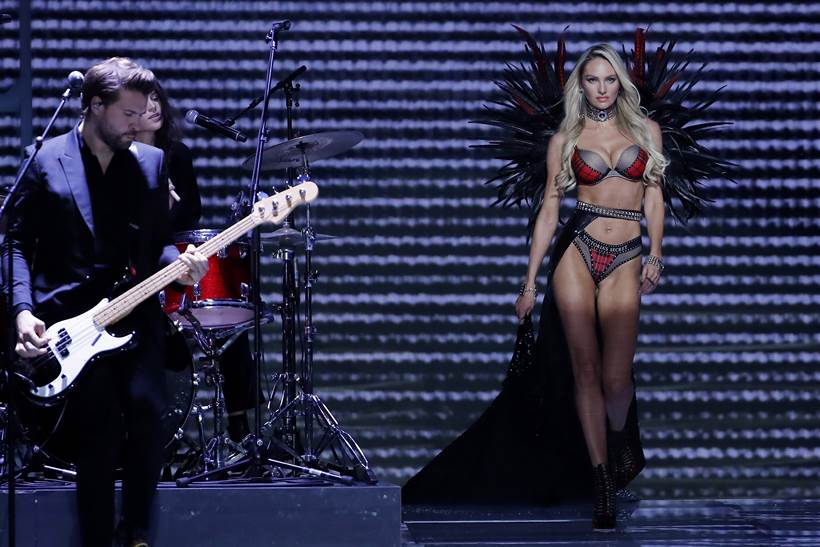 victoria's secret, victoria's secret annual show 2017, victoria's secret annual show in china, bella hadid in victoria's secret show, models walking for victoria's secret annual show, indian express, indian express news