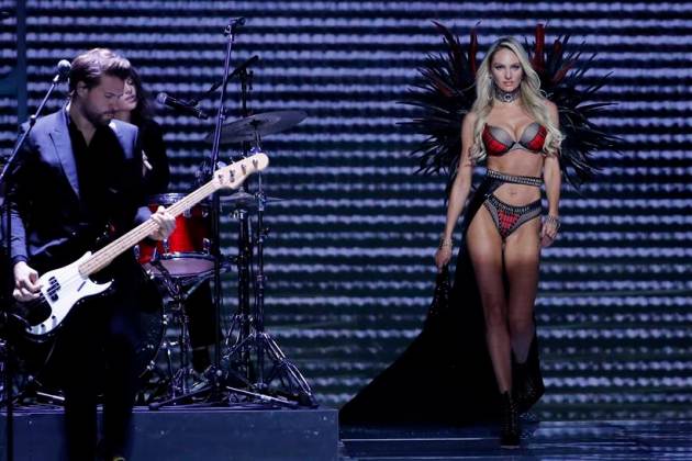 victoria's secret, victoria's secret annual show 2017, victoria's secret annual show in china, bella hadid in victoria's secret show, models walking for victoria's secret annual show, indian express, indian express news