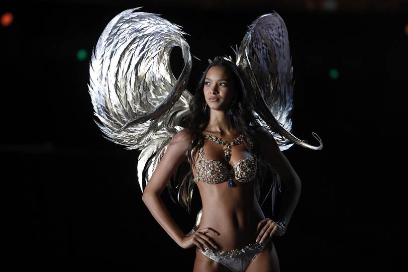 victoria's secret, victoria's secret annual show 2017, victoria's secret annual show in china, bella hadid in victoria's secret show, models walking for victoria's secret annual show, indian express, indian express news
