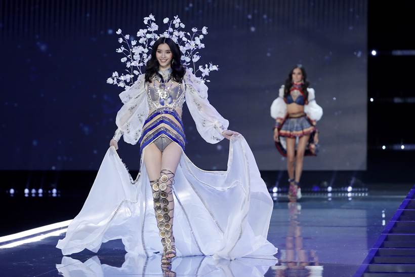 victoria's secret, victoria's secret annual show 2017, victoria's secret annual show in china, bella hadid in victoria's secret show, models walking for victoria's secret annual show, indian express, indian express news