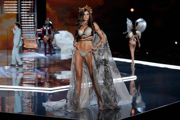 victoria's secret, victoria's secret annual show 2017, victoria's secret annual show in china, bella hadid in victoria's secret show, models walking for victoria's secret annual show, indian express, indian express news