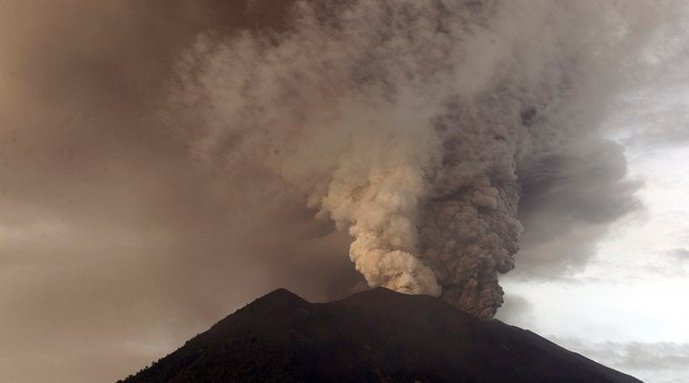 Bali volcano eruption LIVE UPDATES: Thousands flee as volcano alert ...