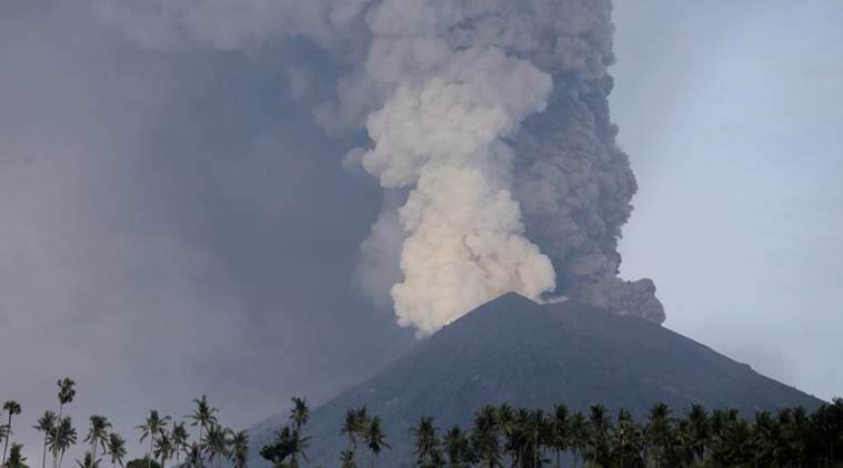 Bali volcano eruption LIVE UPDATES: Thousands flee as volcano alert ...