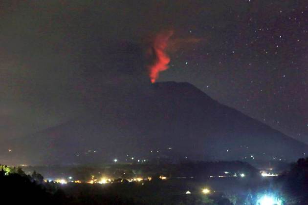 Bali volcano eruption: These stunning images show Mount Agung breathing ...