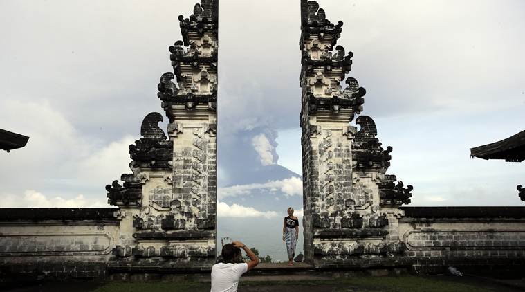 Bali volcano eruption LIVE UPDATES: Thousands flee as volcano alert ...