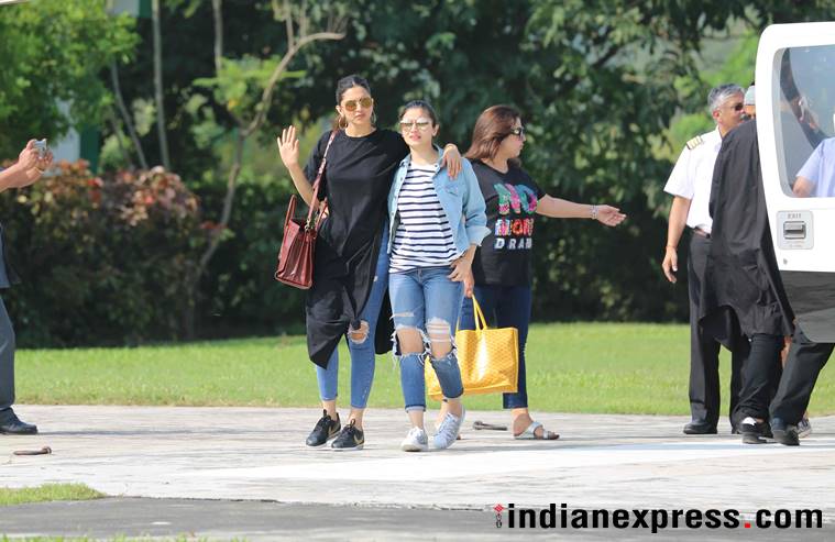 deepika padukone, deepika padukone fashion, deepika padukone latest photos, deepika padukone news, deepika padukone srk birthday party, srk birthday, Alia Bhatt, Deepika Padukone, Katrina Kaif, Karan Johar, Sidharth Malhotra, shah rukh khan birthday party, shah rukh khan birthday party pictures, deepika shah rukh khan birthday party, deepika shah rukh birthday party, indian express, indian express news