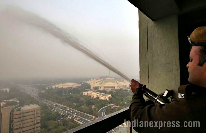 delhi pollution photos, ito water spray photos, water sprayed from building at ito pics, ito water sprinkled pictures, indian express