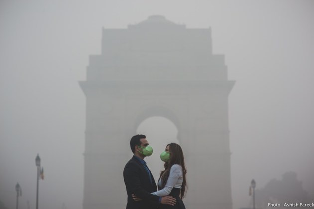 delhi, air pollution, delhi smog, delhi haze, mask pollution, delhi mask photoshoot, delhi smog mask couple photoshoot, unique photo series, pollution photos, delhi smog photos, viral news, indian express