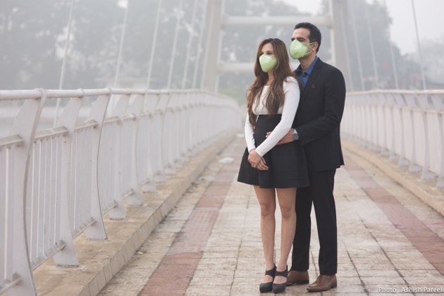 delhi, air pollution, delhi smog, delhi haze, mask pollution, delhi mask photoshoot, delhi smog mask couple photoshoot, unique photo series, pollution photos, delhi smog photos, viral news, indian express