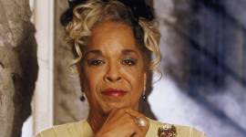 seen in popular TVDella Reese was seen in popular Tv show Touched by an Angel.
