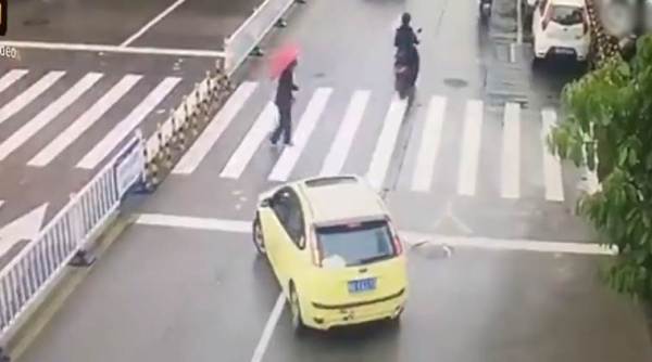 feel good videos, car helps woman cross, car stops traffic to help woman cross, woman helped by car to cross, indian express, indian express news