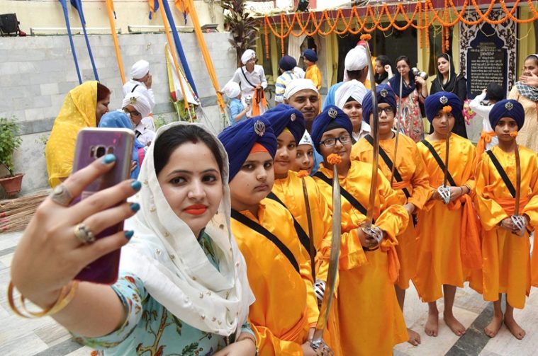 Guru Nanak Jayanti 2017, guru nanak jayanti photos, guru nanak jayanti celebration pics, gurunanak jayanti gurudwara pics, guru nanak jayanti birth anniversary, Gurpurab images, Gurpurab celebration, Guru Nanak Dev saint, Indian express, Indian express news