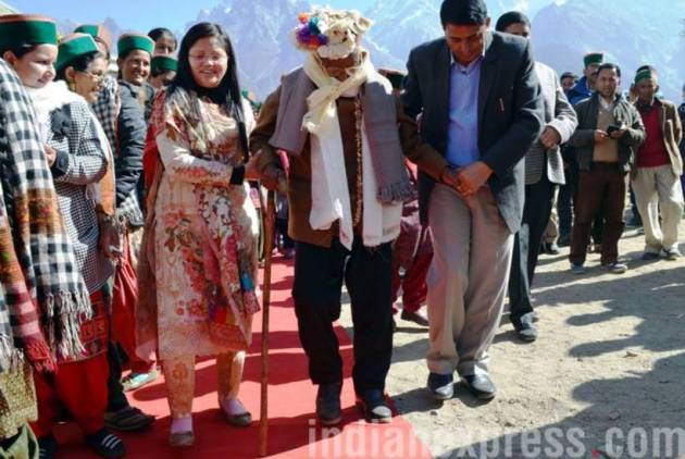 Himachal Pradesh Assembly Elections 2017, himachal pradesh elections pictures, himachal elections 2017, Virbhadra Singh, BJP, Prem Kumar Dhumal, Congress, Himachal Pradesh voting, VVPAT machines, India news, Indian Expres