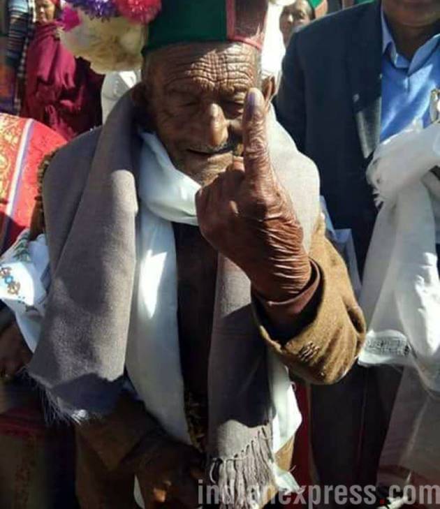 Himachal Pradesh Assembly Elections 2017, himachal pradesh elections pictures, himachal elections 2017, Virbhadra Singh, BJP, Prem Kumar Dhumal, Congress, Himachal Pradesh voting, VVPAT machines, India news, Indian Expres