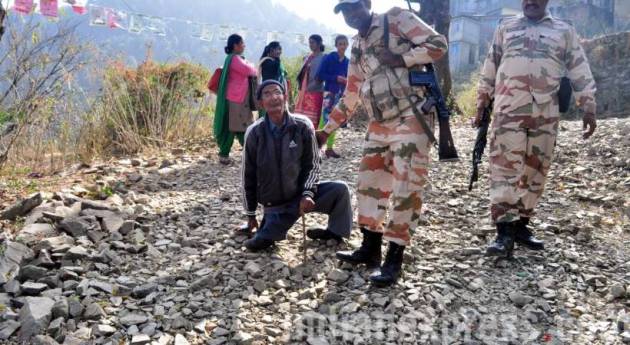 Himachal Pradesh Assembly Elections 2017, himachal pradesh elections pictures, himachal elections 2017, Virbhadra Singh, BJP, Prem Kumar Dhumal, Congress, Himachal Pradesh voting, VVPAT machines, India news, Indian Expres