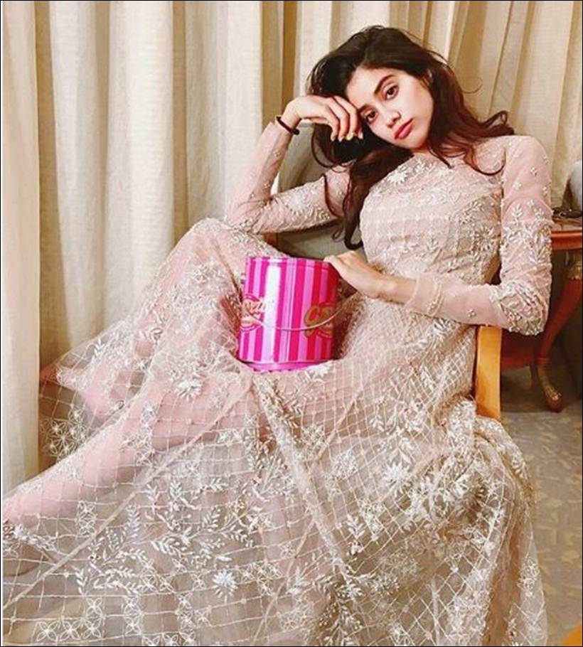 dhadak actor janhvi kapoor rare photos