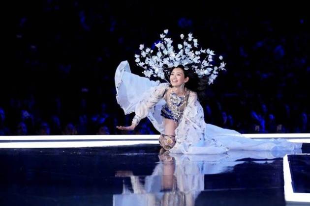 victoria's secret annual show, victoria's secret show china, model falls down on victoria's secret ramp, chinese model falls down on the ramp, models fall down on ramp, indian express, indian express news