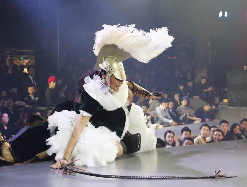 victoria's secret annual show, victoria's secret show china, model falls down on victoria's secret ramp, chinese model falls down on the ramp, models fall down on ramp, indian express, indian express news