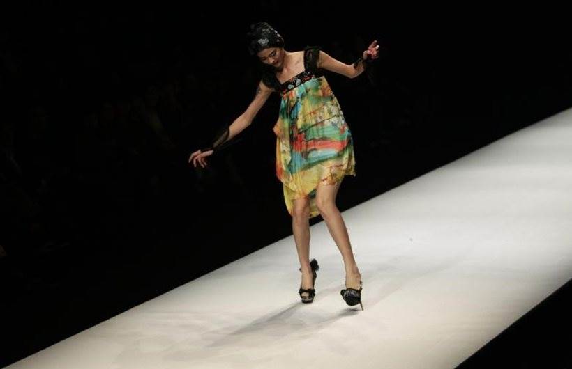 victoria's secret annual show, victoria's secret show china, model falls down on victoria's secret ramp, chinese model falls down on the ramp, models fall down on ramp, indian express, indian express news