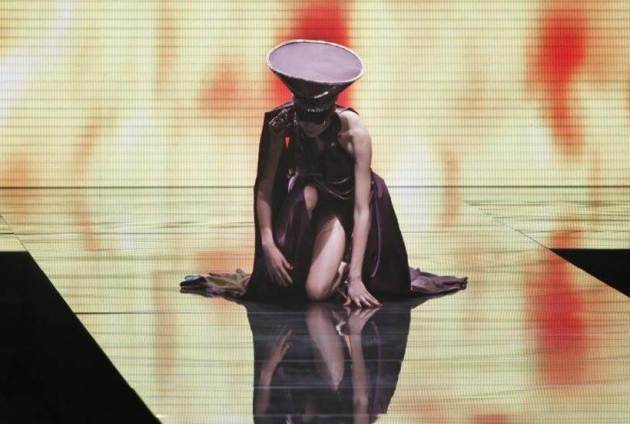 victoria's secret annual show, victoria's secret show china, model falls down on victoria's secret ramp, chinese model falls down on the ramp, models fall down on ramp, indian express, indian express news