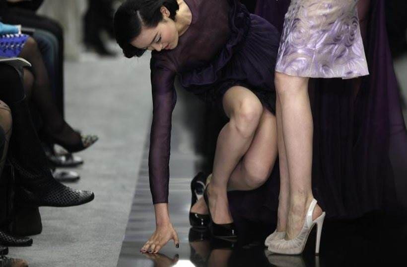 victoria's secret annual show, victoria's secret show china, model falls down on victoria's secret ramp, chinese model falls down on the ramp, models fall down on ramp, indian express, indian express news