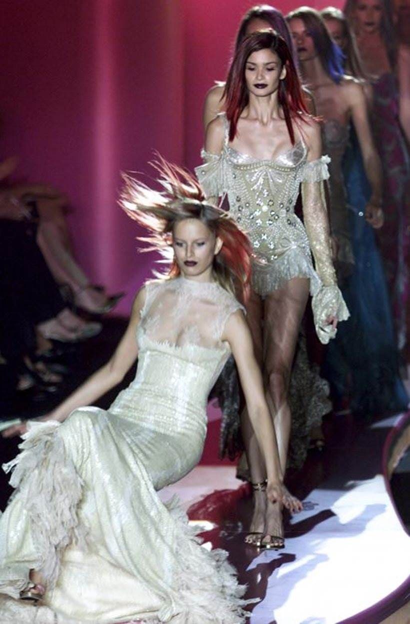 victoria's secret annual show, victoria's secret show china, model falls down on victoria's secret ramp, chinese model falls down on the ramp, models fall down on ramp, indian express, indian express news