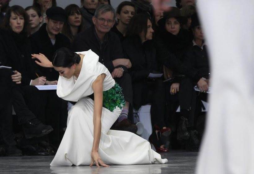 victoria's secret annual show, victoria's secret show china, model falls down on victoria's secret ramp, chinese model falls down on the ramp, models fall down on ramp, indian express, indian express news