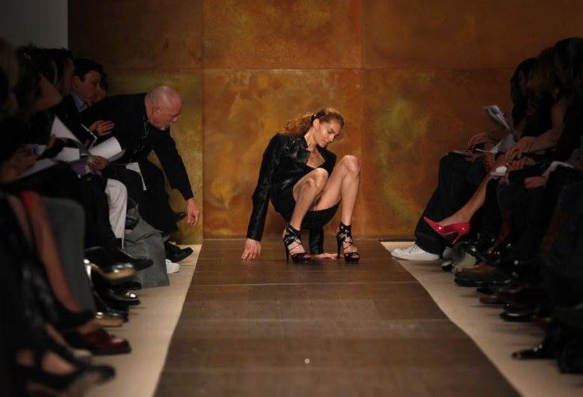 victoria's secret annual show, victoria's secret show china, model falls down on victoria's secret ramp, chinese model falls down on the ramp, models fall down on ramp, indian express, indian express news