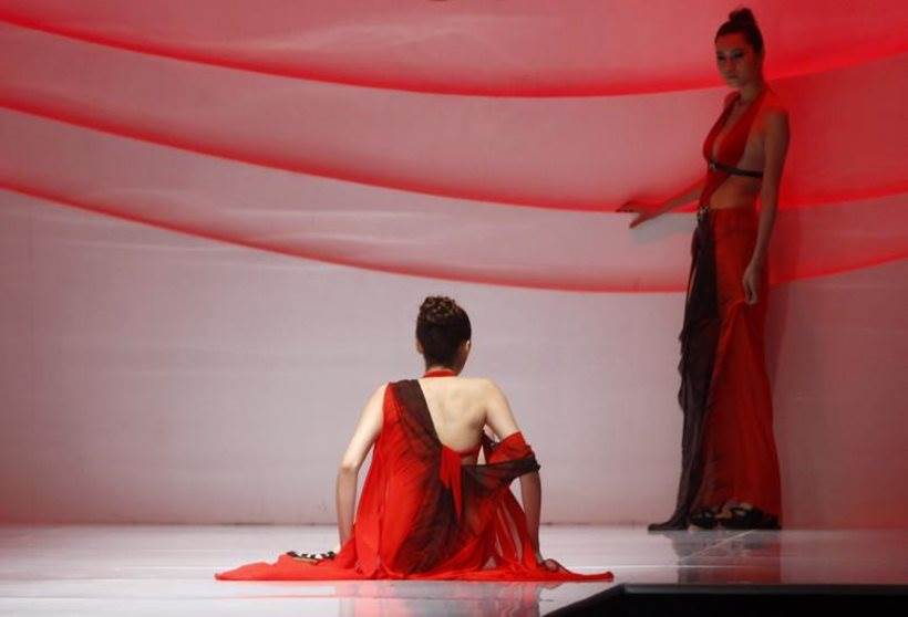 victoria's secret annual show, victoria's secret show china, model falls down on victoria's secret ramp, chinese model falls down on the ramp, models fall down on ramp, indian express, indian express news