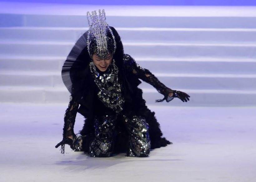 victoria's secret annual show, victoria's secret show china, model falls down on victoria's secret ramp, chinese model falls down on the ramp, models fall down on ramp, indian express, indian express news