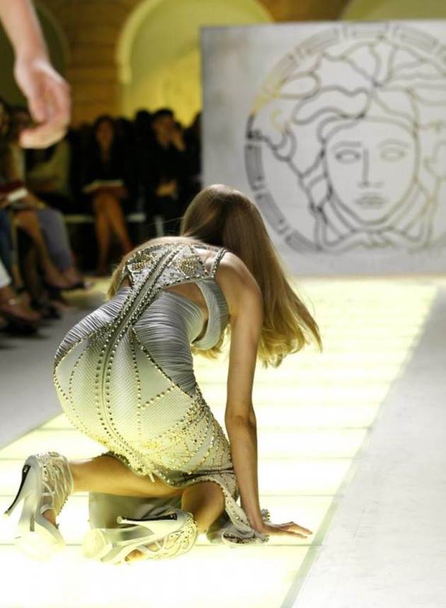 victoria's secret annual show, victoria's secret show china, model falls down on victoria's secret ramp, chinese model falls down on the ramp, models fall down on ramp, indian express, indian express news