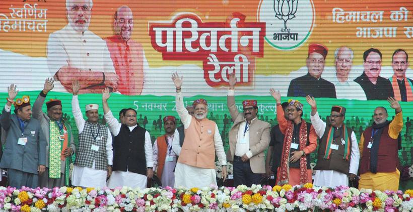 himachal pradesh elections, narendra modi pics, narendra modi photos, narendra modi himachal pradesh photos, narendra modi campaigning in himachal photos, narendra modi, modi in himachal pradesh, narendra modi election campaign, virbhadra singh, modi attacks congress, india news, indian express news