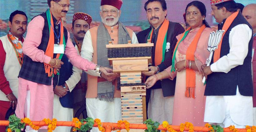 himachal pradesh elections, narendra modi pics, narendra modi photos, narendra modi himachal pradesh photos, narendra modi campaigning in himachal photos, narendra modi, modi in himachal pradesh, narendra modi election campaign, virbhadra singh, modi attacks congress, india news, indian express news