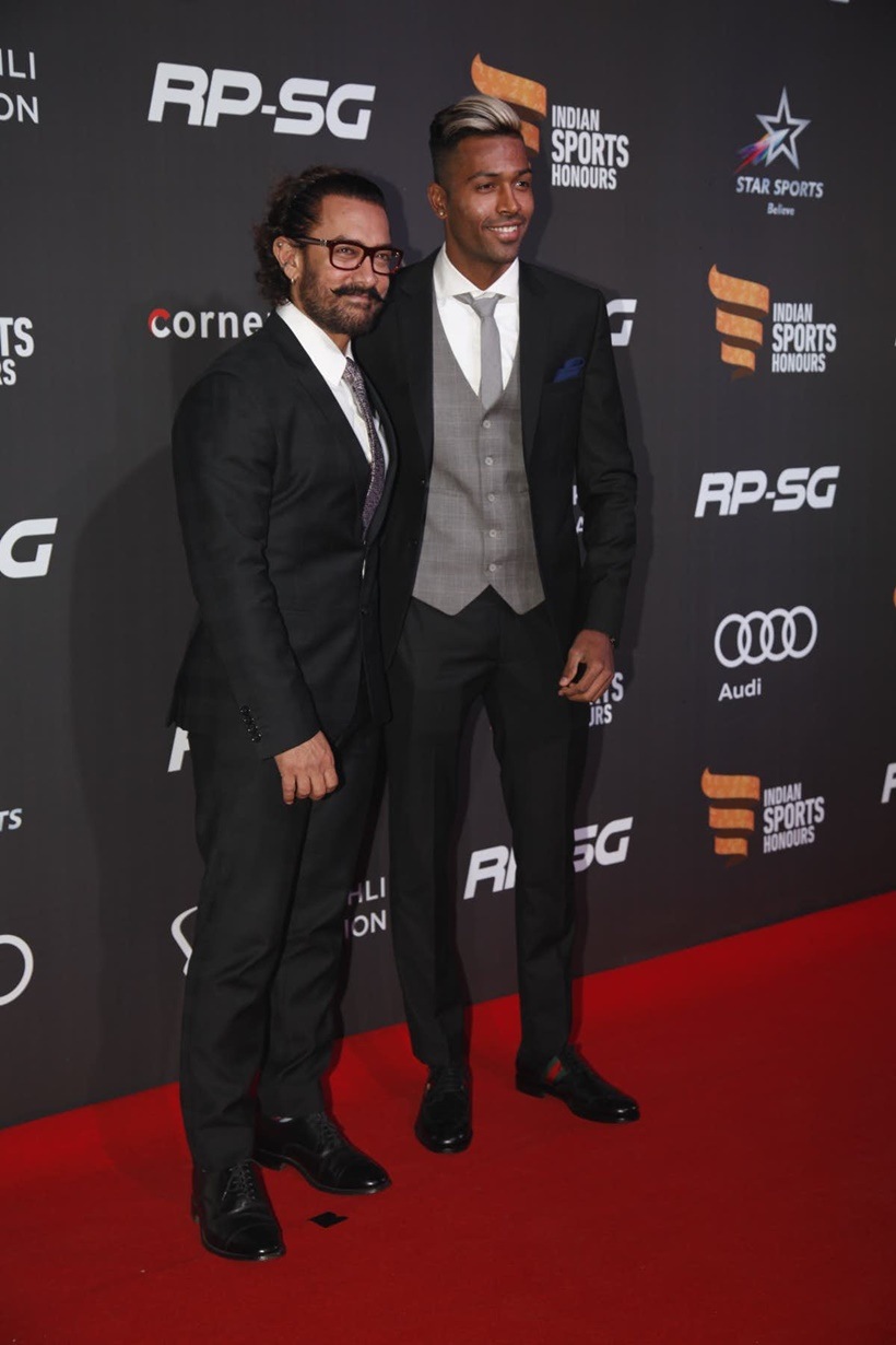 hardik pandya with aamir khan at indian sports honours