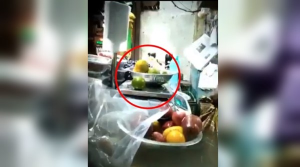 viral videos, viral videos india, shopkeepers cheating customers, fruit vendors cheating videos, fruit vendors cheating customer videos, shopkeepers in india cheating customers viral videos, indian express, indian express news