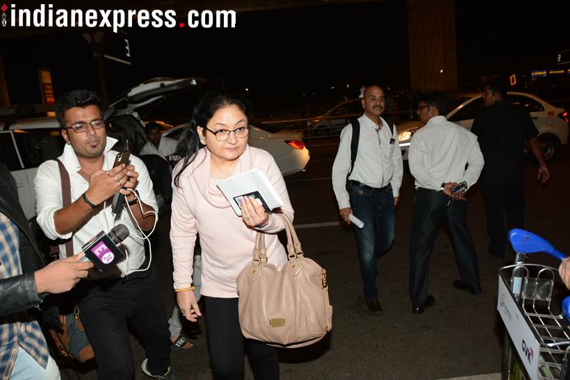 anushka sharma mother at mumbai airport