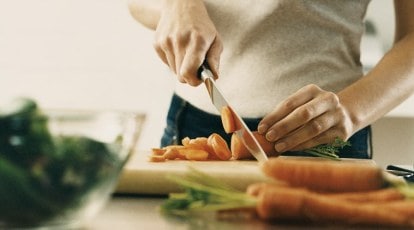 Kitchen Life Hack Video: Chop Vegetables With Pizza Cutter