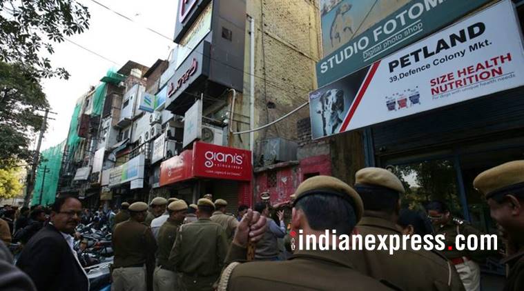def col photos, defence colony market pics, mcd sealing images, defence colony mrkt images, def col mcd drive pictures, south delhi market, indian express