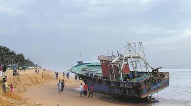 cyclone, Cyclone ockhi, Cyclone in Tamil Nadu, kerala cyclone, Cyclone Ockhi in tamil nadu, kerala rains, chennai rains, lakshwadeep islands, weather forecast, IMD, Met, heavy rains in kerala, rains in tamil nadu, Indian Express