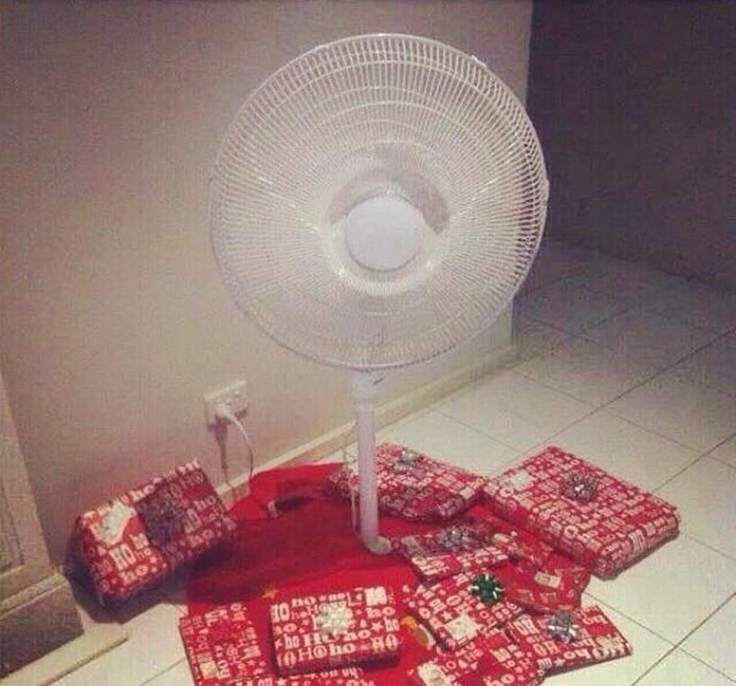 christmas, christmas decoration, lazy christmas decoration, bad christmas decoration, worst christmas decoration, merry christmas, funny christmas decoration, christmas tree photos, christmas decoration photo