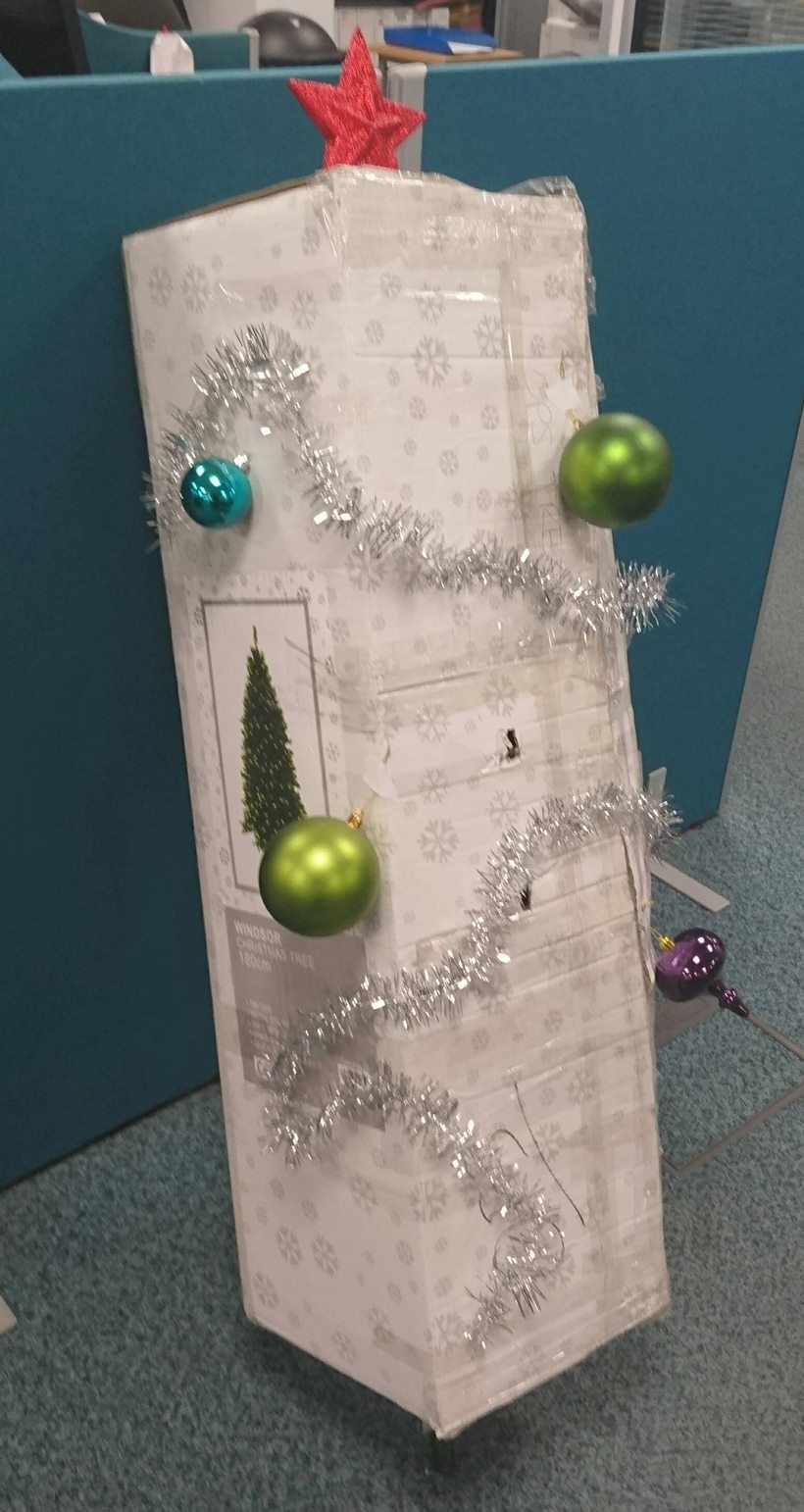 christmas, christmas decoration, lazy christmas decoration, bad christmas decoration, worst christmas decoration, merry christmas, funny christmas decoration, christmas tree photos, christmas decoration photo