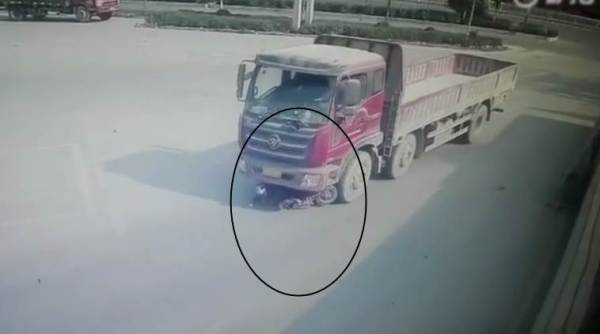 viral video, woman saved video, accident video, woman hit by a truck but survives, indian express, indian express news