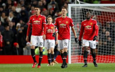 Manchester United players look dejected after conceding second goal against Manchester City in Premier League