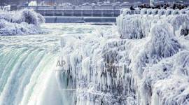Niagara Falls freezes
