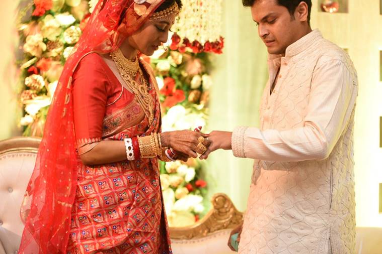 Paoli Dam got married to Arjun Deb.